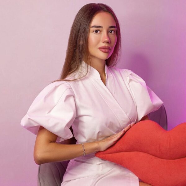 Білий медичний халат з рукавом-воланом