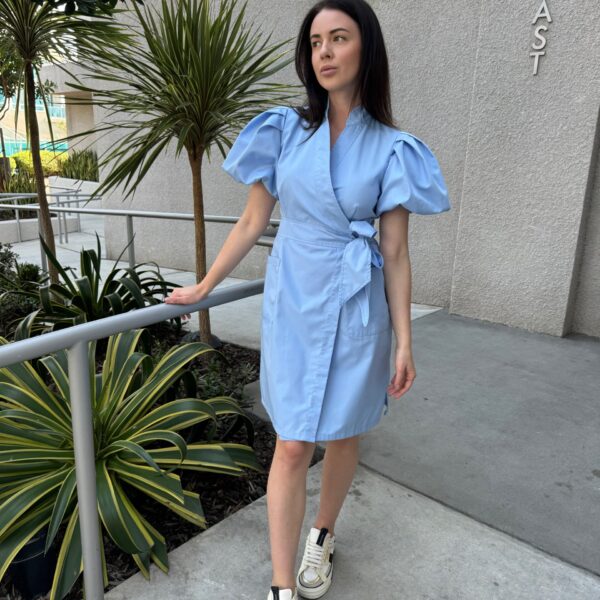 медичний халат Бант на запах з рукавом-воланом у кольорі Sky Blue